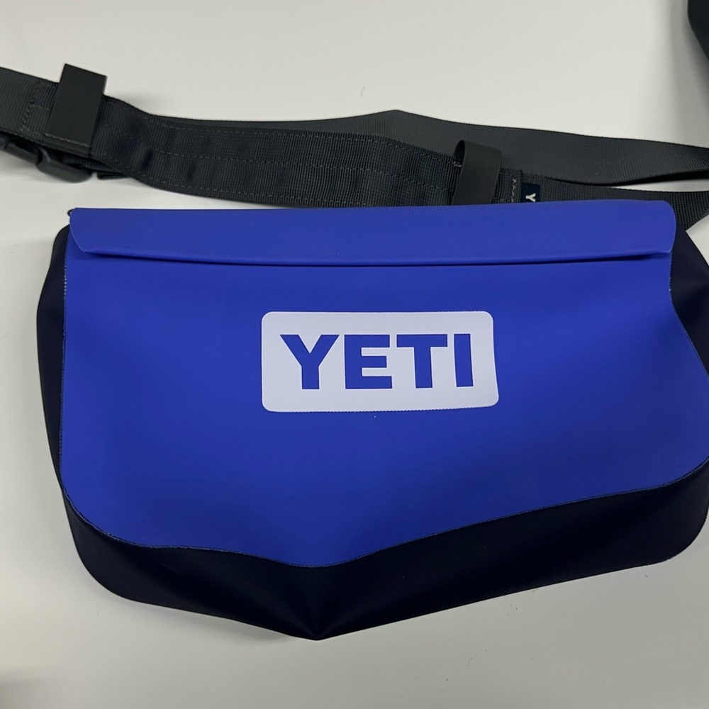 Yeti Sidekick 3L ultramarine with crossbody strap